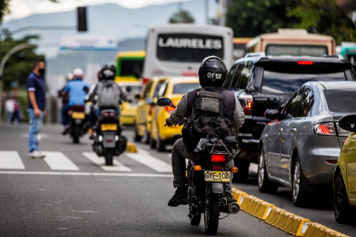 La troncal fortalecerá el funcionamiento y mejorara la eficiencia de la linea 2, los particulares, motos y otros vehículos que presten servicio publico deberán adaptarse a la reducción del espacio. FOTOS JULIO CÉSAR HERRERA