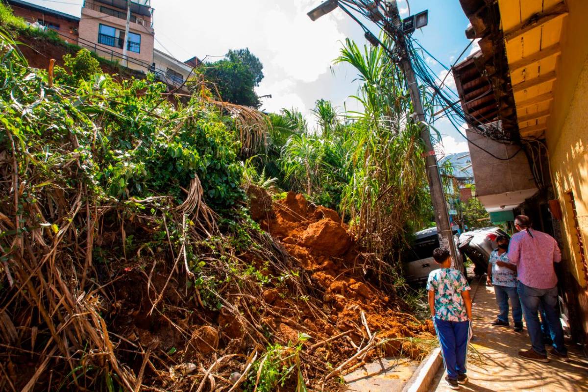 Por el deslizamiento se tuvo que evacuar preventivamente 13 viviendas afectadas, donde vivían 35 personas que están siendo atendidas por la Comisión Social de la administración municipal. Foto Carlos Velásquez 