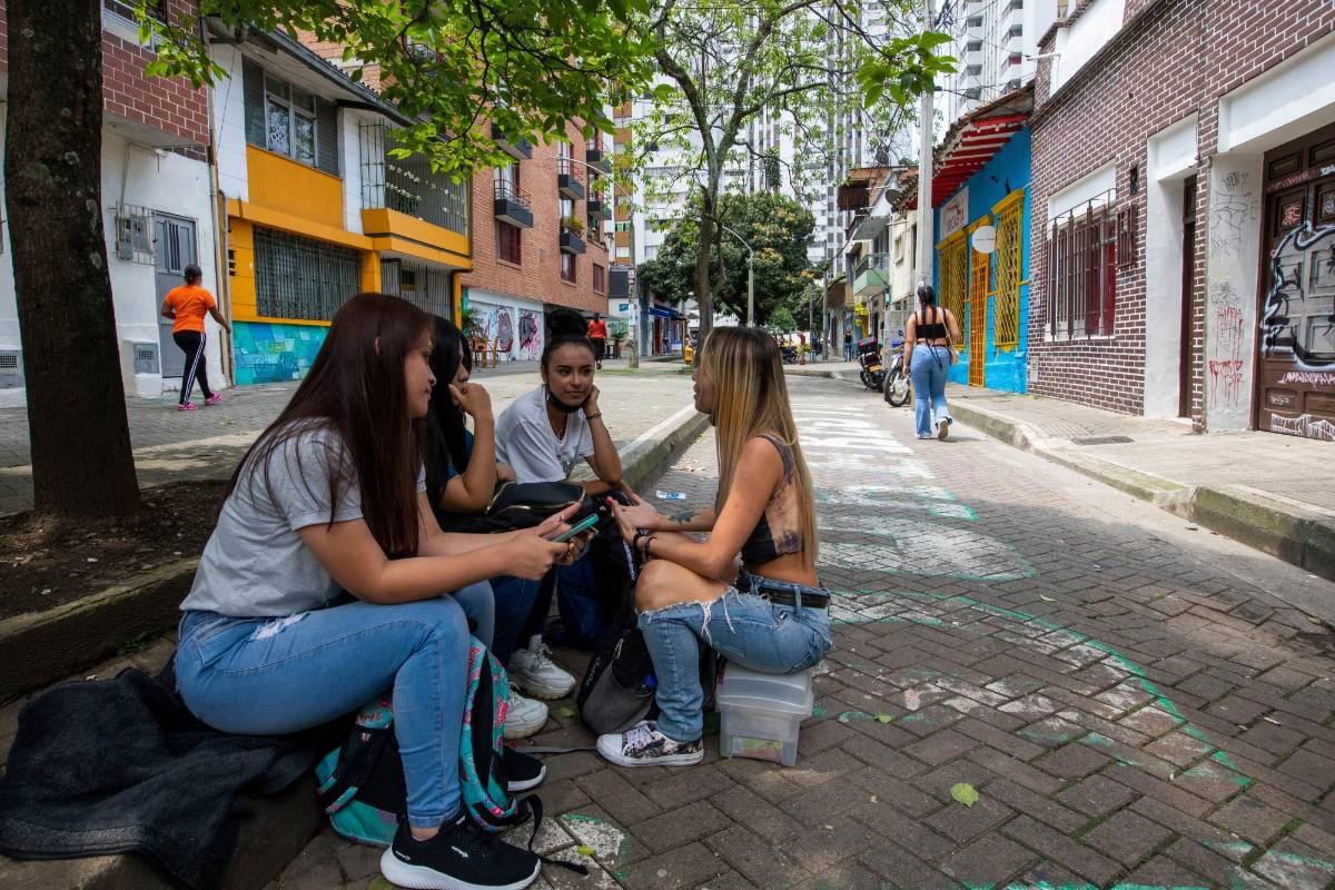 Los estudiantes de Bellas Artes deben sentarse en el suelo, pues en el lugar no hay ni una sola banca. Foto: Edwin Bustamante