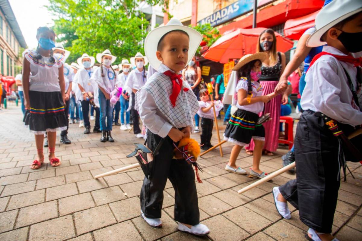 Los trajes típicos antioqueños para hacer honor a las tradiciones paisas. Foto: Carlos Velásquez