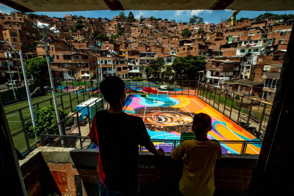 Cerca de 2.400 personas que utilizan este espacio deportivo, empezarán a entrenar y llevar a cabo torneos de fútbol, además de desarrollar diferentes actividades lúdicas en una cancha completamente renovada a través del color. Foto: Camilo Suárez Echeverry