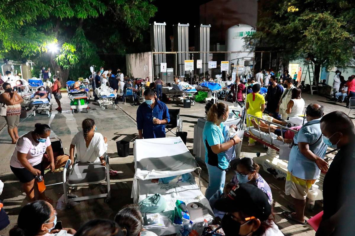 “Un hombre murió porque le cayó un poste en el municipio de Coyuca de Benítez”, Guerrero (sureste), informó a Milenio TV el gobernador de esa demarcación, Héctor Astudillo. FOTO EFE