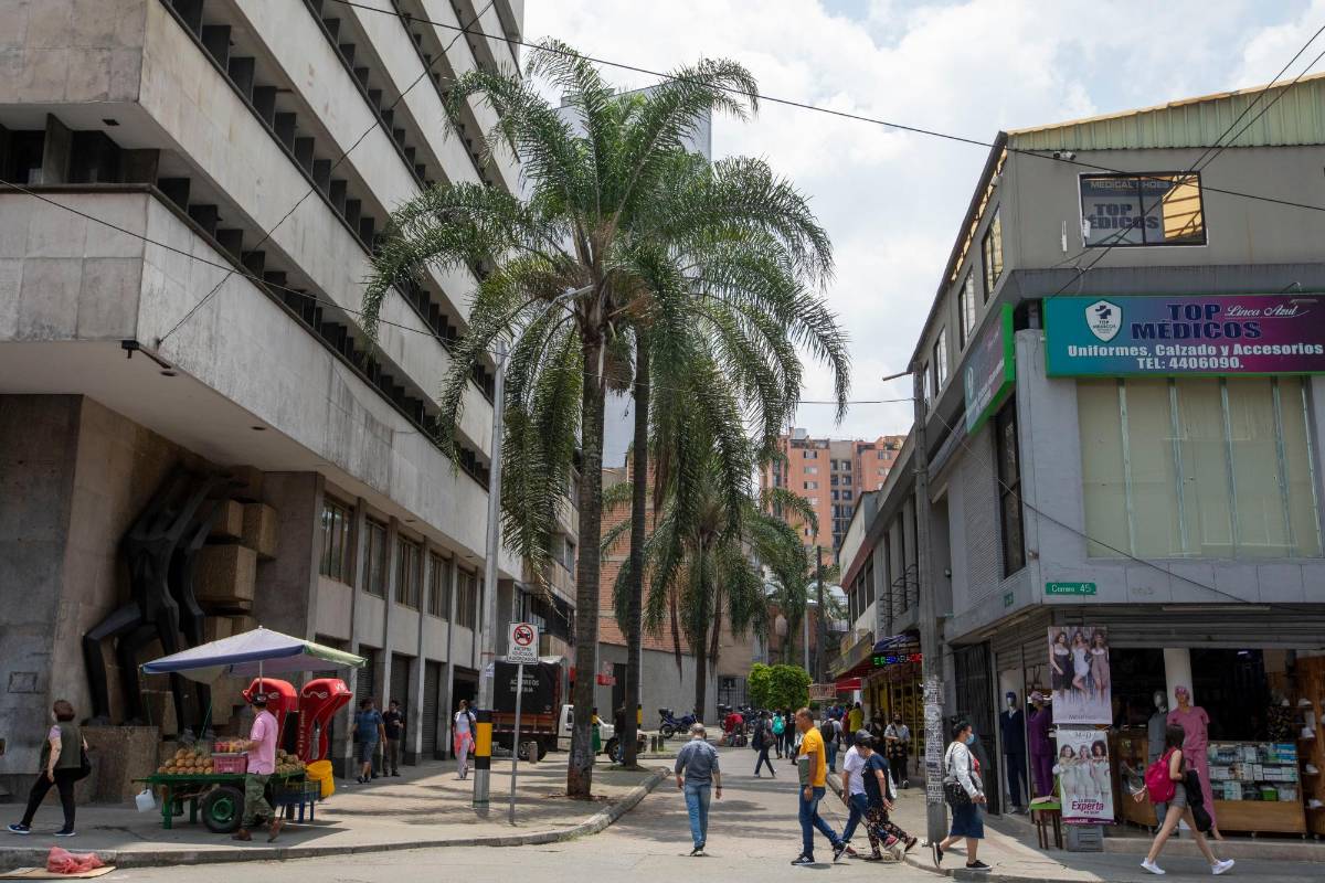 Un parque de bolsillo es un concepto urbanístico nacido en Europa que pretende transformar pequeños espacios en pequeños parques, en oasis para que los transeúntes descansen en sus recorridos urbanos Foto: Edwin Bustamante 