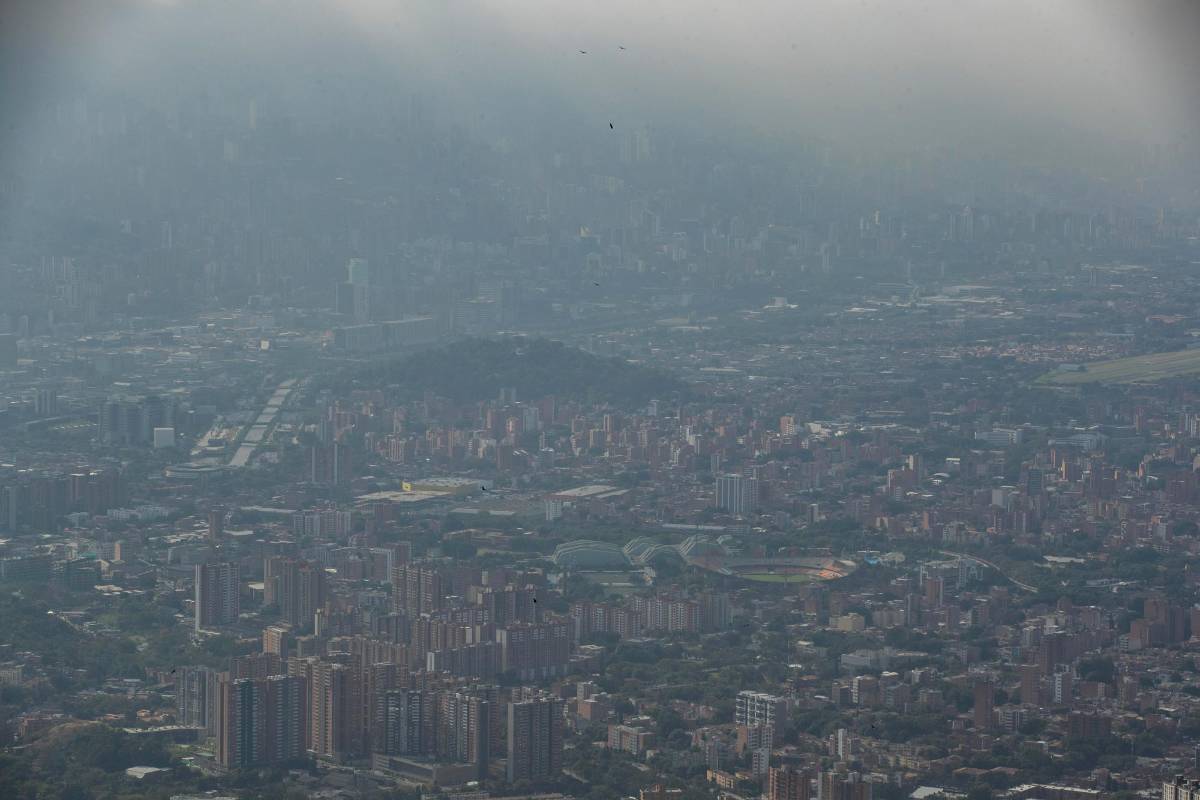 Las condiciones meteorológicas, sumadas a la morfología del Valle de Aburrá, incide en la concentración de contaminantes atmosféricos. Foto Manuel Saldarriaga Quintero.