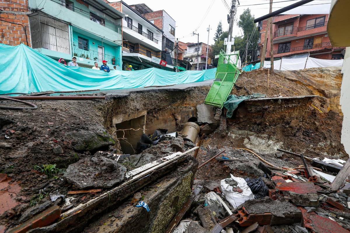La quebrada fracturó el box culvert por debajo, lo que quiere decir que esa estructura no soporta el paso de los vehículos. Foto: MANUEL SALDARRIAGA QUINTERO.