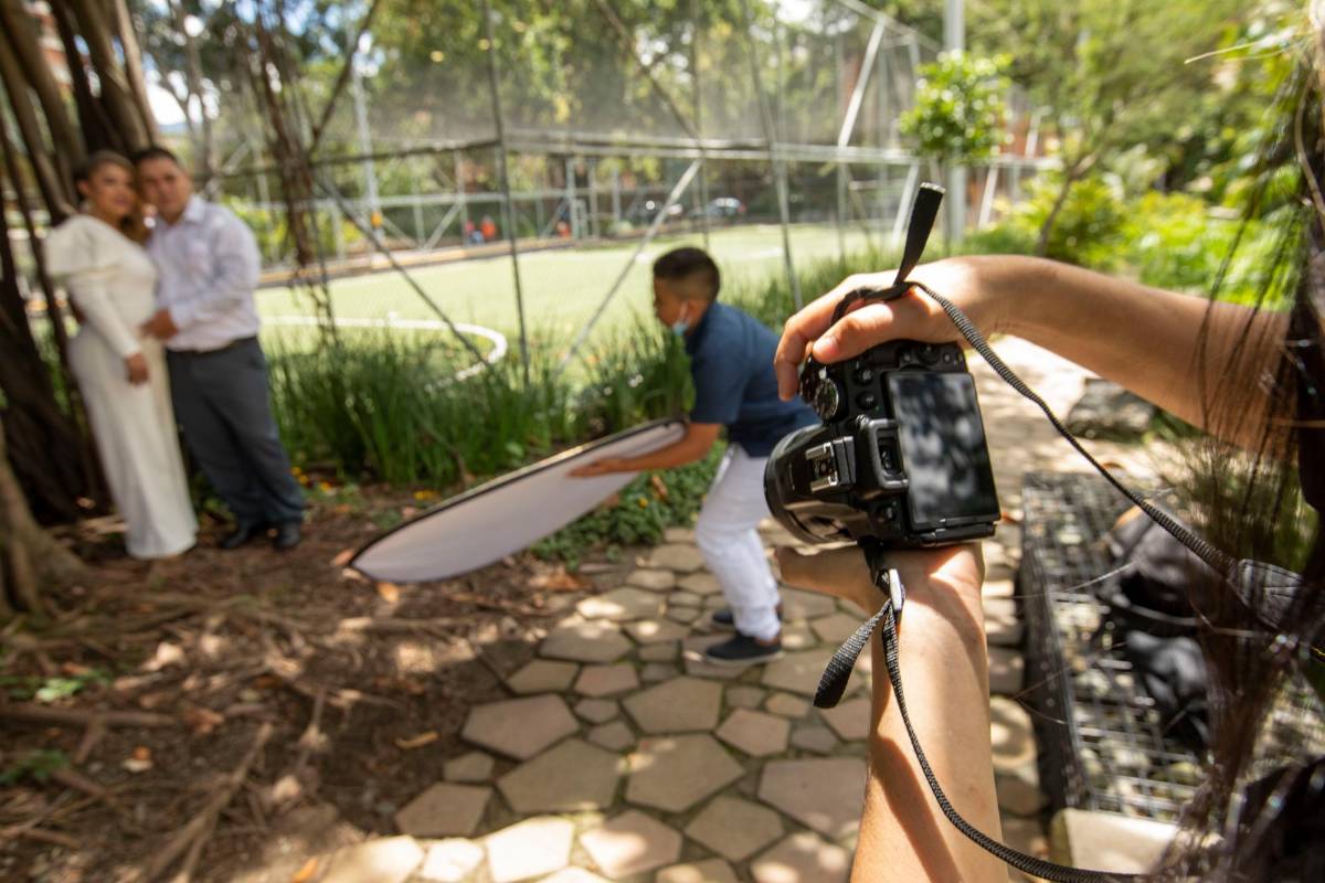 Las parejas que realizan las fotos de preboda se desplazan al parque para aprovechar las locaciones. Foto: Edwin Bustamante