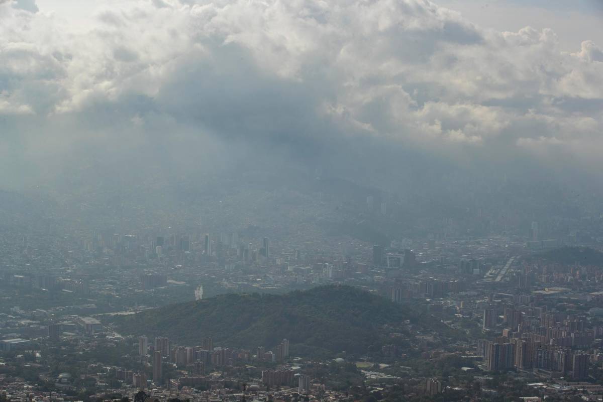 La contaminación del aire se da por los hábitos de consumo, la forma como nos movemos y como generamos energía en la mayoría de sociedades, son la principal causa de un mal que amenaza nuestra existencia. Foto: Manuel Saldarriaga Quintero. 