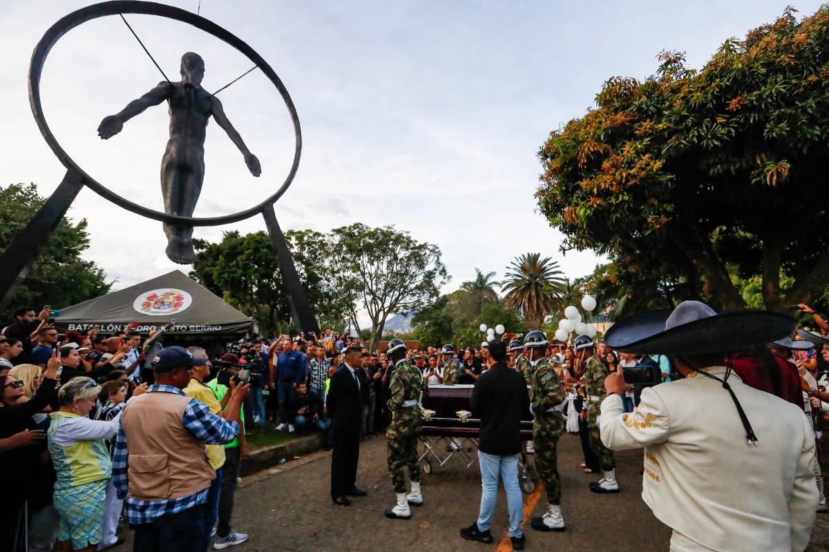 El cuerpo del Rey del Despecho llegó al cementerio Campos de Paz. Detrás de él ingresaron familiares. Lo recibieron con música y una calle de honor. FOTO: MANUEL SALDARRIAGA QUINTERO.