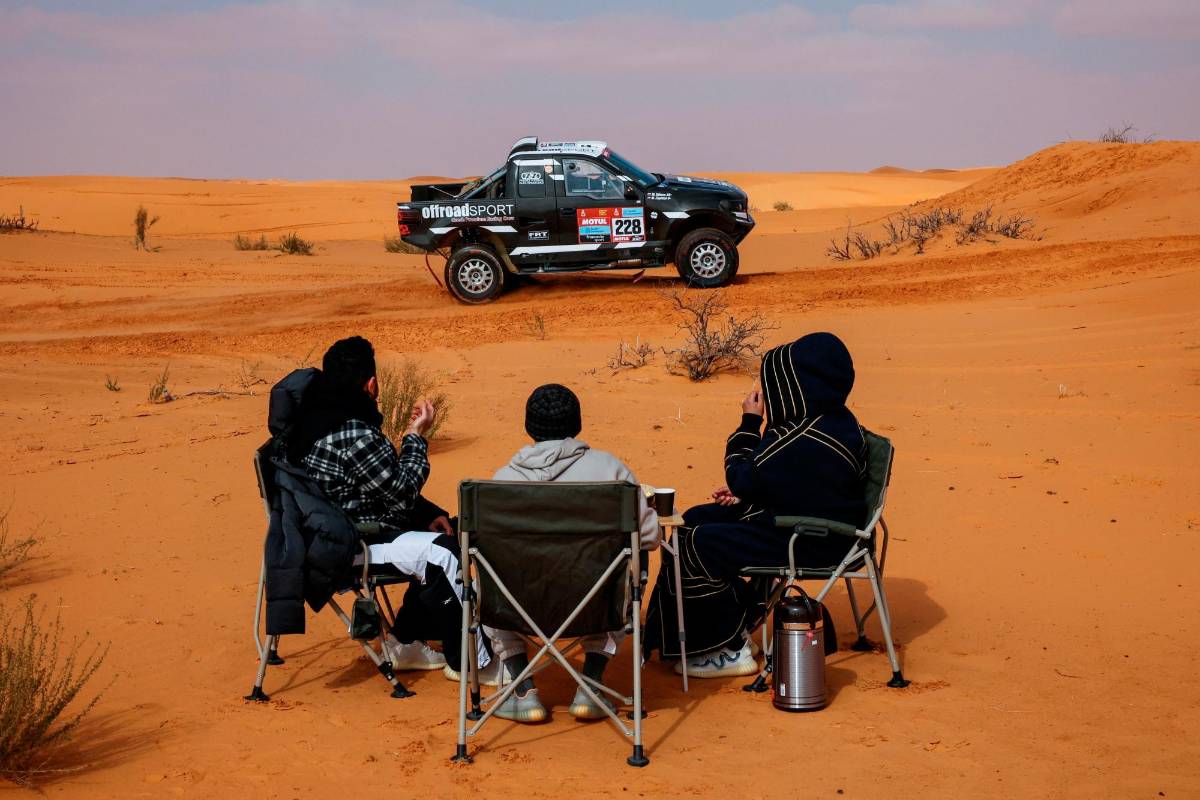 El piloto checo Miroslav Zapletal y su copiloto eslovaco Marek Skora compiten en la segunda etapa disputada entre Hail y Al Quaisumah en Arabia Saudita este lunes 3 de enero. FOTO EFE