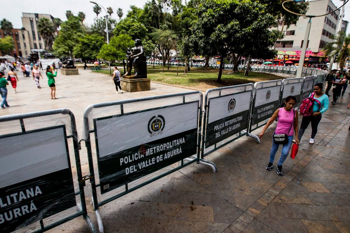 El cerramiento que adelantó allí mismo el alcalde Daniel Quintero en el 2021 se consumó con un fracaso, pues ni la criminalidad disminuyó ni el espacio público se renovó y hasta las mismas estructuras que montaron terminaron completamente desvalijadas. Foto: Julio César Herrera