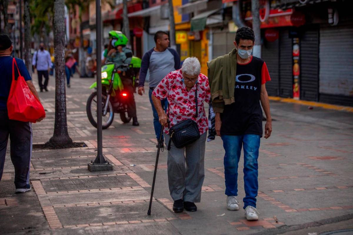 Al final, las calles se iban quedando solas, los últimos caminantes tomaban rumbo a sus domicilios. FOTO: CARLOS VELÁSQUEZ.
