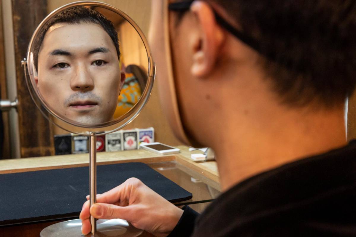 La máscara facial hiperrealista se presentó el 28 de enero de 2021 en Tokio, Japón. 