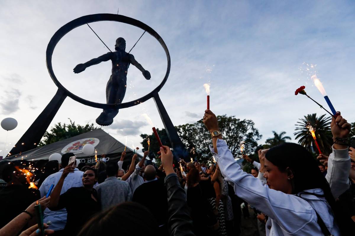 Debajo de la escultura de ‘El hombre en busca de paz’ descansan los restos de Darío Gómez. FOTO: MANUEL SALDARRIAGA QUINTERO.