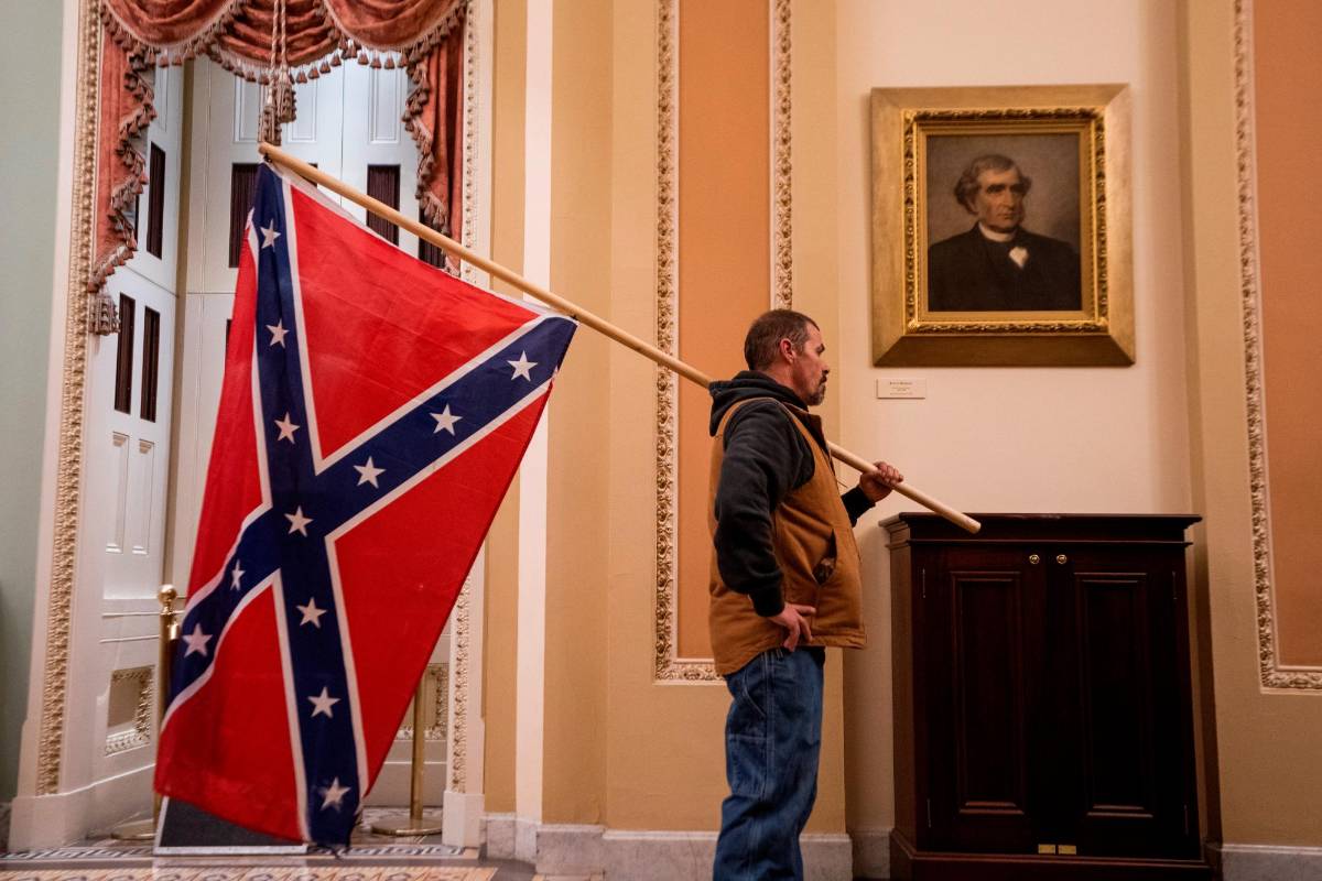 Incluso, tras el llamado de las autoridades legislativas, varios manifestantes pro Trump se oponían a salir del Capitolio. Foto: EFE