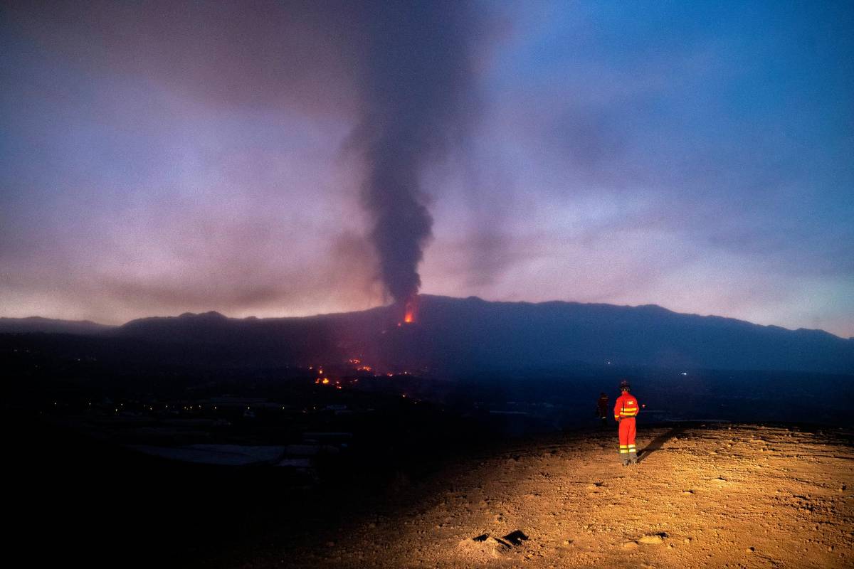 Poco pueden hacer los bomberos locales ante las altas temperaturas de la lava arrojada por el volcán. Foto AFP