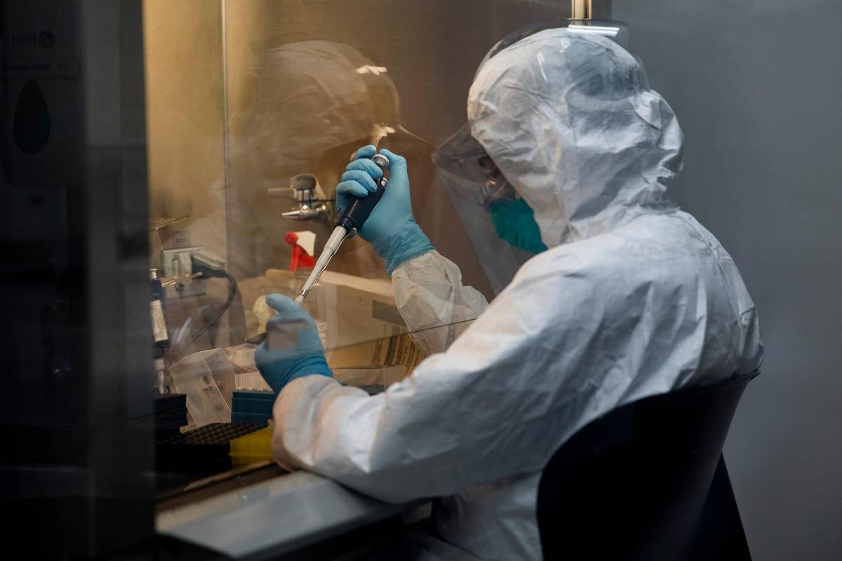  Diego Rojas, director del Centro de la Ciencia y la Investigación Farmacéutica (Cecif), y jefe del programa de Química Farmacéutica, de la Universidad CES, de Medellín, asegura que Colombia está en la capacidad de producir una vacuna contra el covid-19. Foto Esteban Vanegas