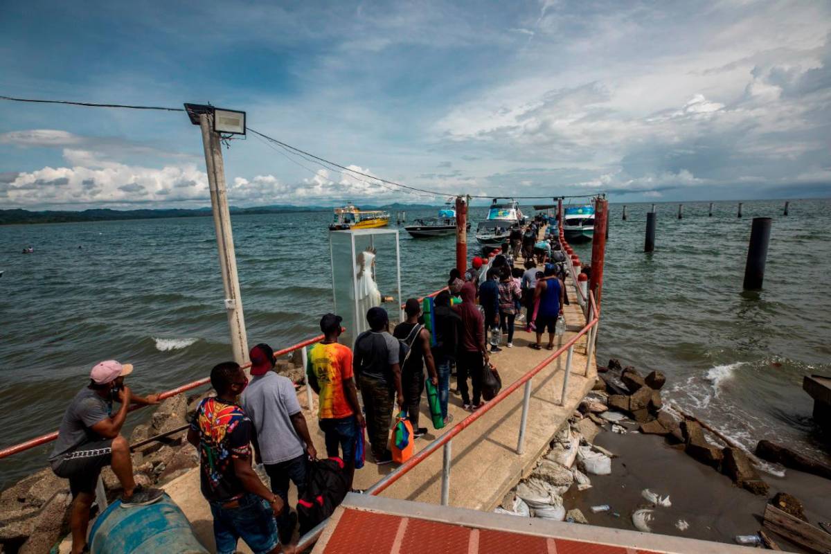 Largas filas se observan en el muelle para abordar las embarcaciones. Foto: Camilo Suárez