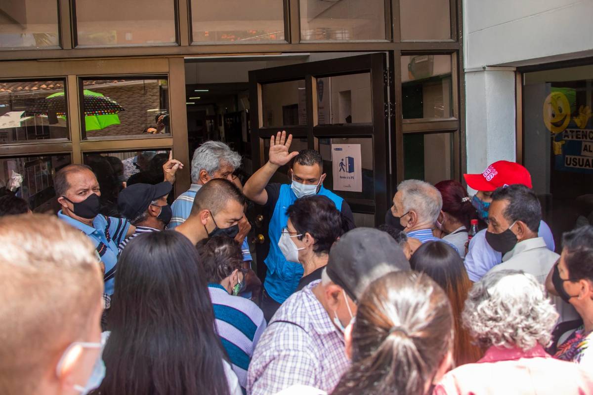 A este centro hospitalario en la comuna 13 empezaron a llegar personas –en su mayoría, de 70 o más años– para ser vacunadas contra la covid-19. Foto Carlos Velásquez