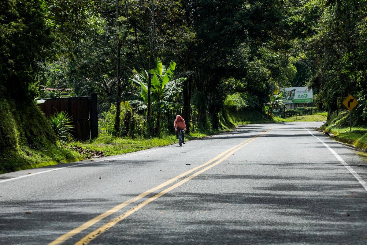 Las caminatas por varias horas de los campesinos para moverse debido a que el transporte público acortó su servicio. FOTO: JULIO CÉSAR HERRERA