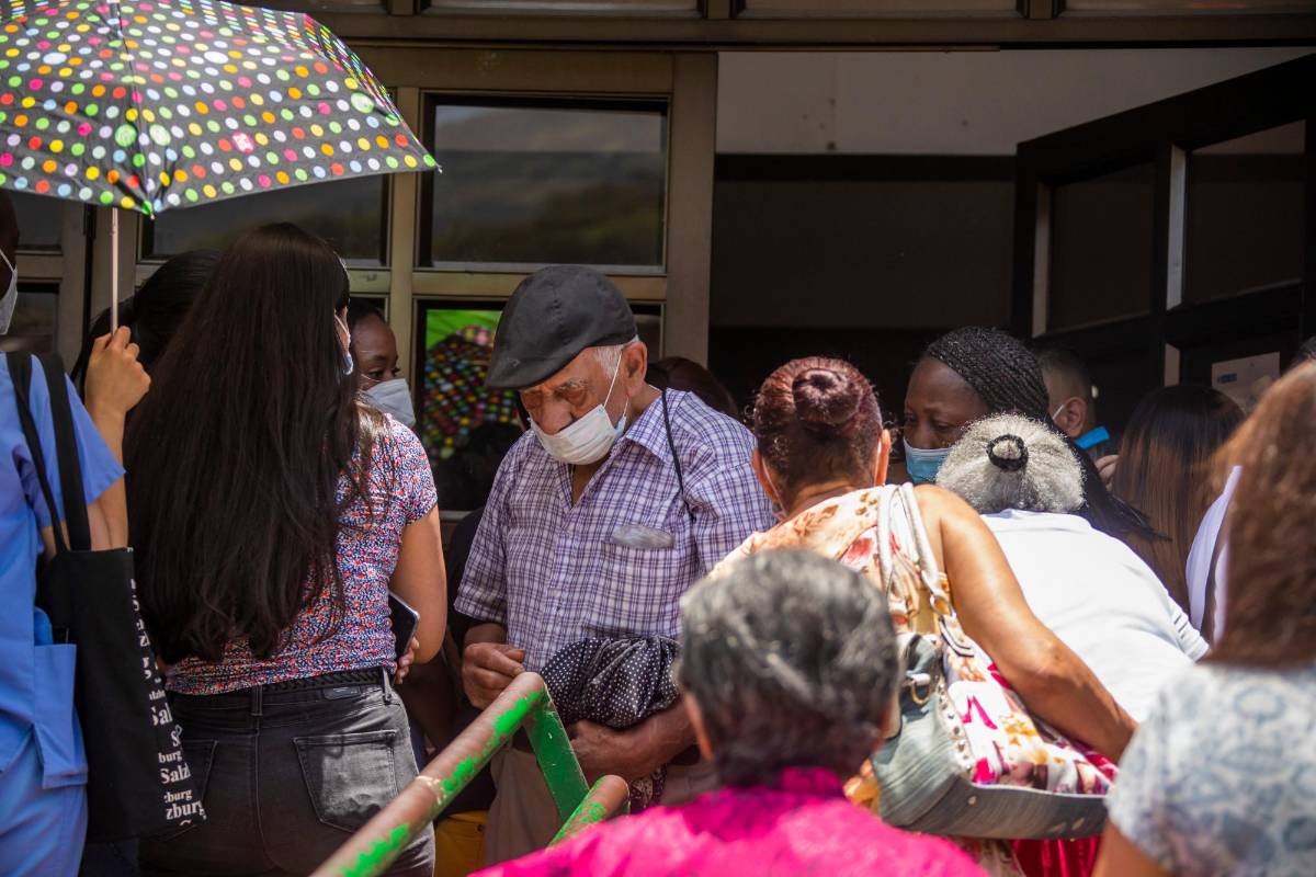 Largas filas se presentaron desde temprano, pues eran decenas las personas que acudieron al lugar y no eran atendidos, por lo que se generaron aglomeraciones a la entrada del puesto. Foto Carlos Velásquez