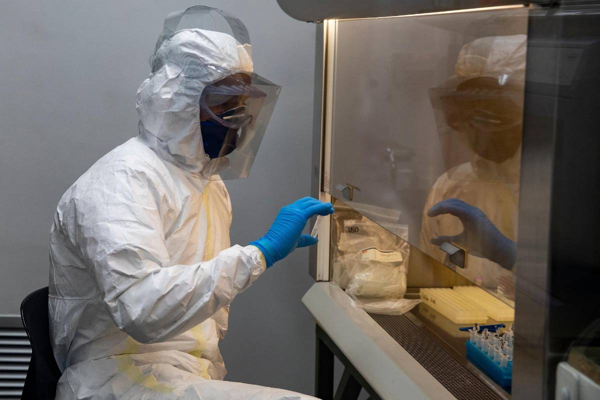  Diego Rojas, director del Centro de la Ciencia y la Investigación Farmacéutica (Cecif), y jefe del programa de Química Farmacéutica, de la Universidad CES, de Medellín, asegura que Colombia está en la capacidad de producir una vacuna contra el covid-19. Foto Esteban Vanegas