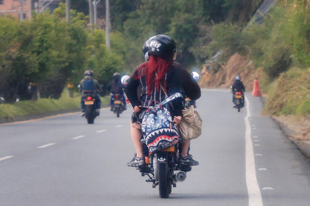 Con bolsos y otros objetos los conductores tapan las placas para evitar ser detectados por las cámaras. Foto: Esneyder Gutiérrez Cardona.