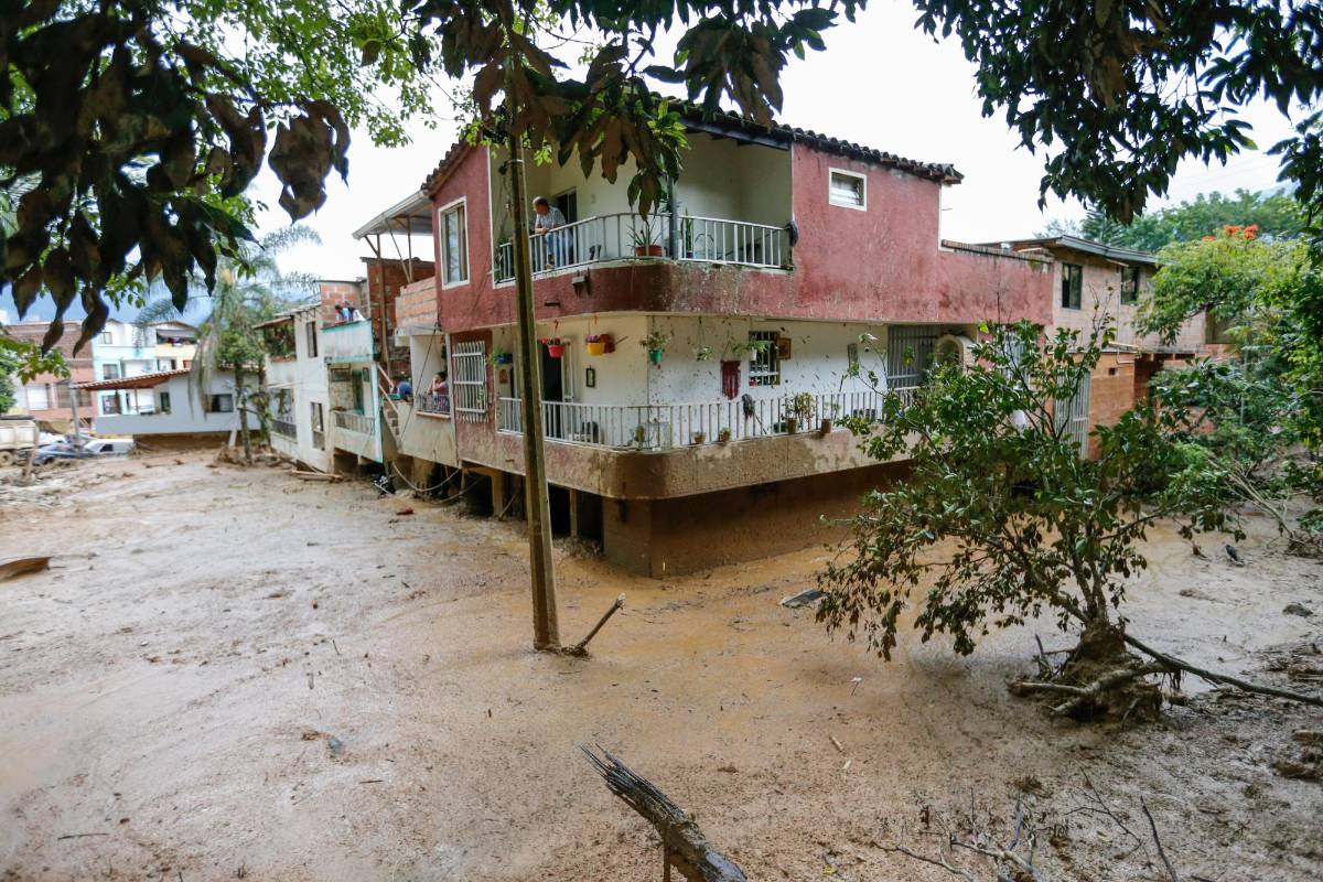 La avalancha en tan solo unos minutos inundó de lodo las casas y calles. Foto: Esneyder Gutiérrez