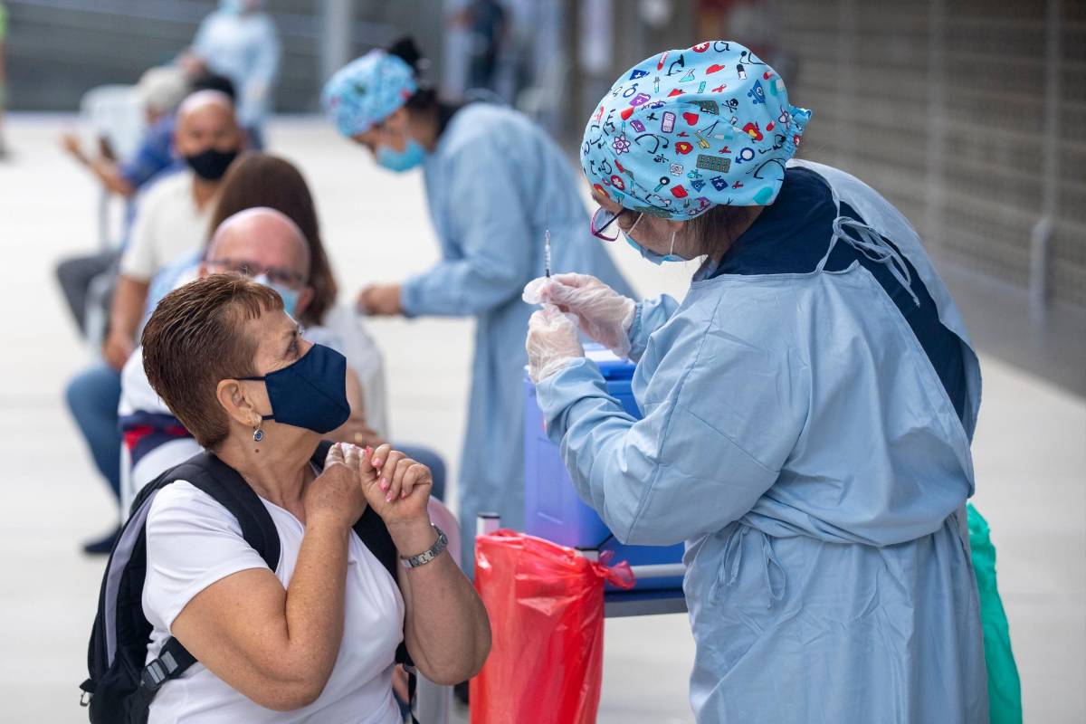 Al día de hoy, a la ciudad han llegado 553.000 dosis, se han aplicado alrededor de 400.000 y ya más de 100.000 personas en Medellín cuentan con dos dosis. Foto: Edwin Bustamante