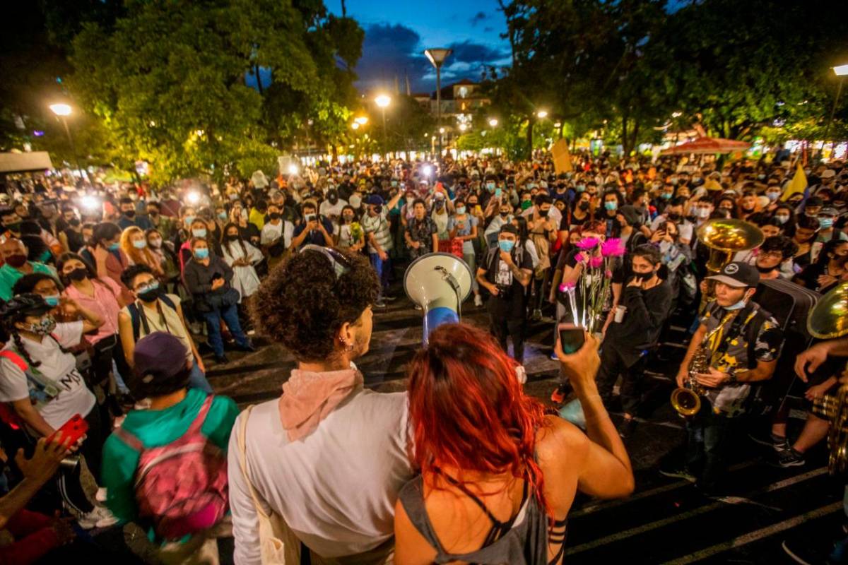 En el parque principal del municipio de Envigado se desarrolla un plantón y velatón con música y muestras culturales . Foto Carlos Velásquez