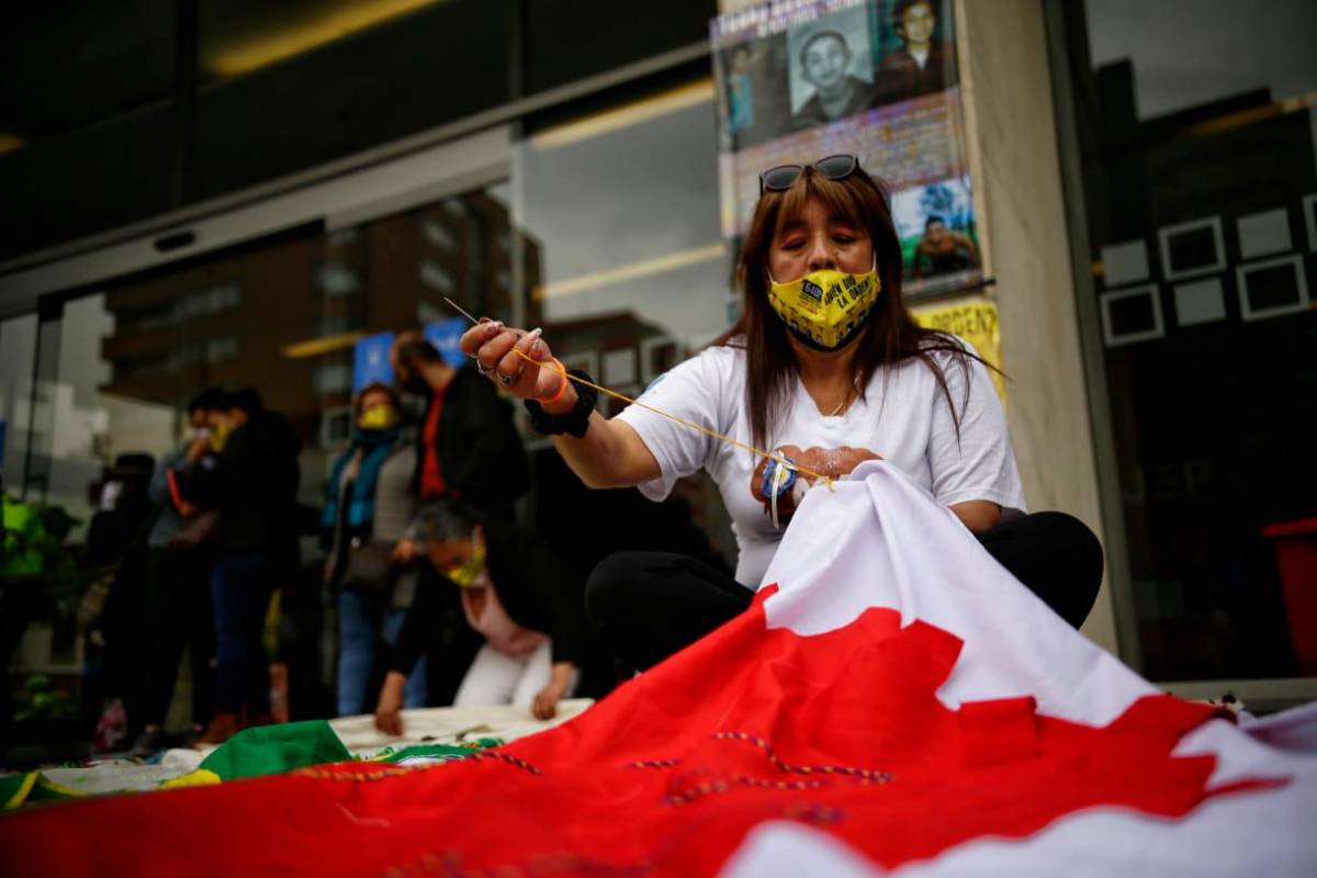 En el plantón las madres bordaron lo cual tiene un significado simbólico para ellas. Las madres expresan “Bordar sobre la verdad, es bordar sobre la memoria, si en un país no hay memoria no hay nada”. Foto Colprensa, Sergio Acero 