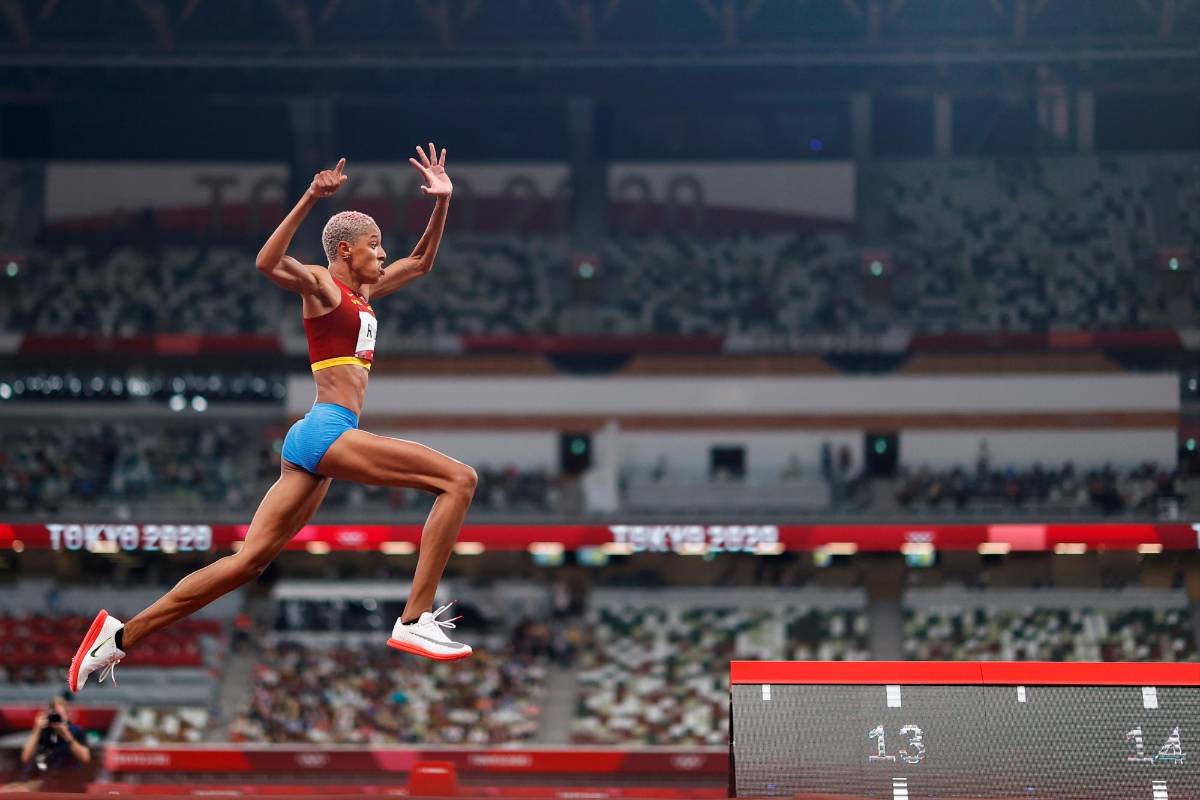 Yulimar Rojas, hizo historia en Tokio 2020 al ganar la medalla de oro y batir el récord olímpico y mundial, en el salto triple femenino. Foto AFP