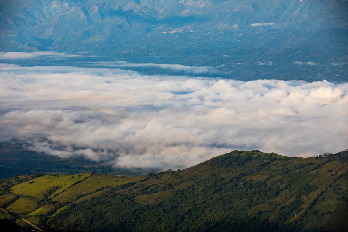 Las montañas se entrelazan con las nubes, creando un contraste de colores. Foto: Edwin Bustamante 