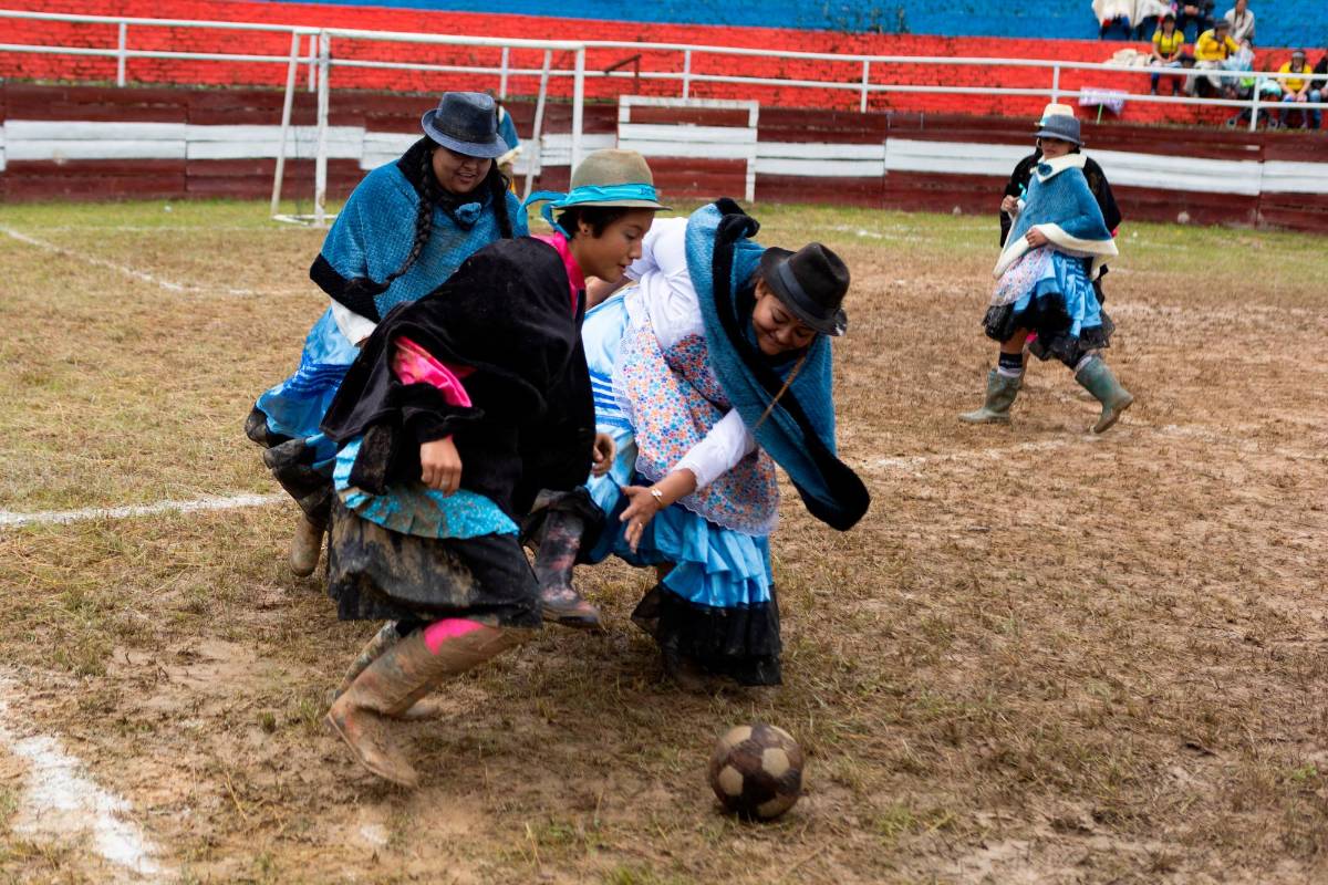 Mujeres se vistieron de bota, ruana y sombrero para jugar fútbol. Foto: Getty