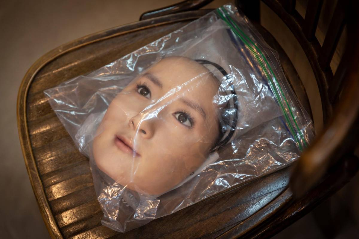 Las máscaras, fabricadas por el minorista japonés Kamenya Omote, están inspiradas en personas reales a las que se les paga 40.000 yenes por el derecho a usar su rostro. Foto: Getty Images.