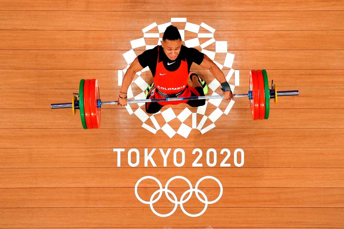 Luis Javier Mosquera Lozano del equipo Colombia compite durante el levantamiento de pesas - Grupo A de 67 kg masculino en el segundo día de los Juegos Olímpicos de Tokio 2020. Foto Getty Images