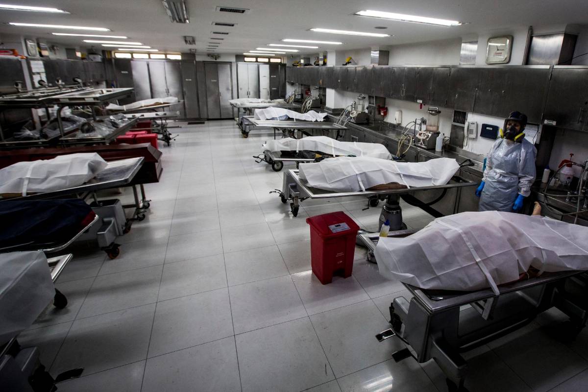 En recintos como este, la funeraria San Vicente almacena los cuerpos de los fallecidos mientras se descongestionan los hornos de crematorios. Foto Julio César Herrera 