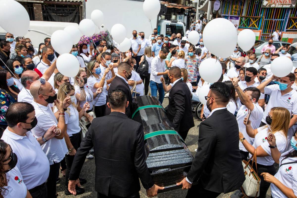 Acompañado de sus familiares y amigos, vestidos de blanco y con globos del mismo color, le dieron el último adiós a Gustavo Adolfo. Foto: Edwin Bustamante