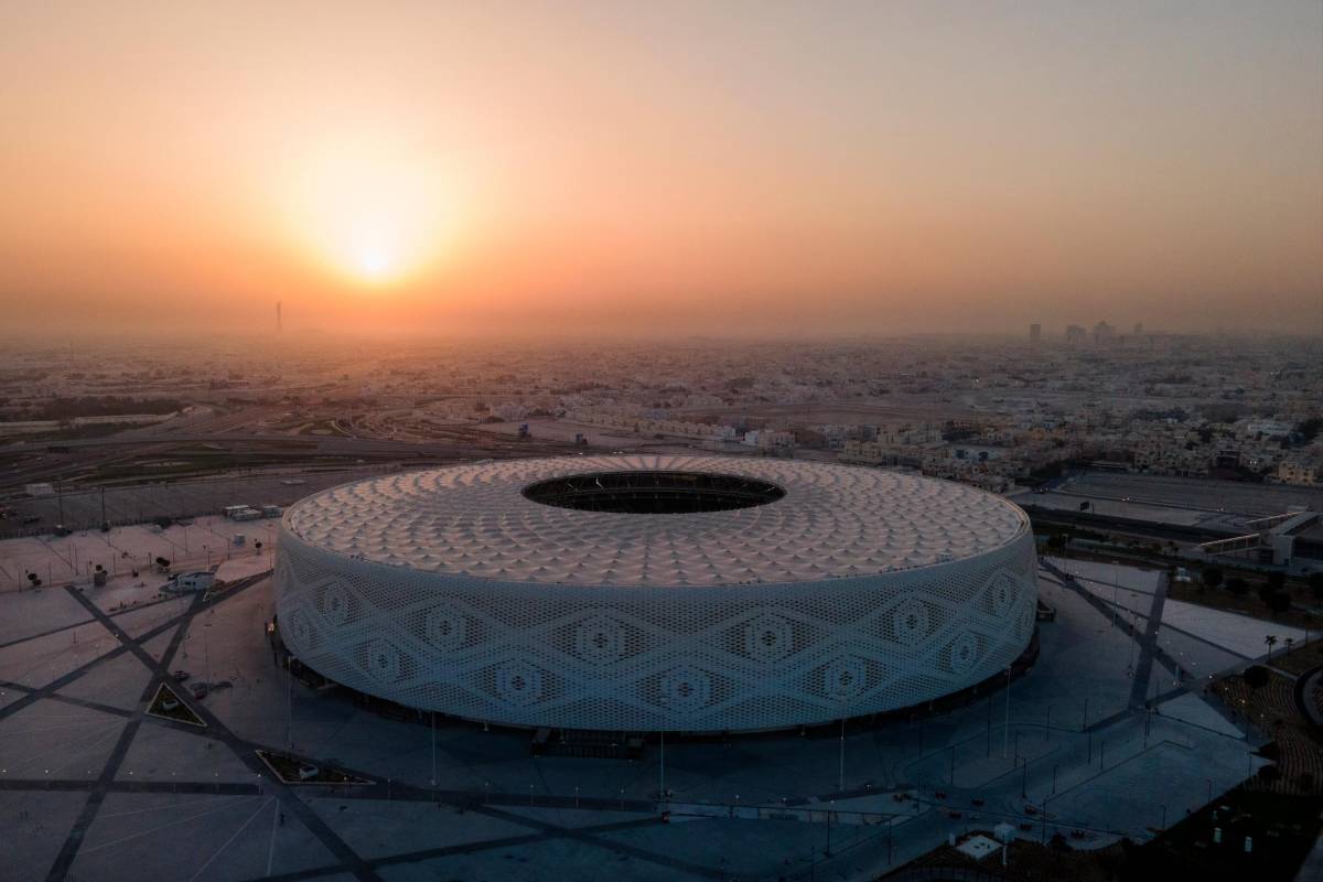Una vista aérea del estadio Al Thumama. Diseñado por el arquitecto Ibrahim M. Jaidah, su forma recrea de manera audaz la gorra tradicional de hombres y niños en todo el Medio Oriente. Foto: Getty