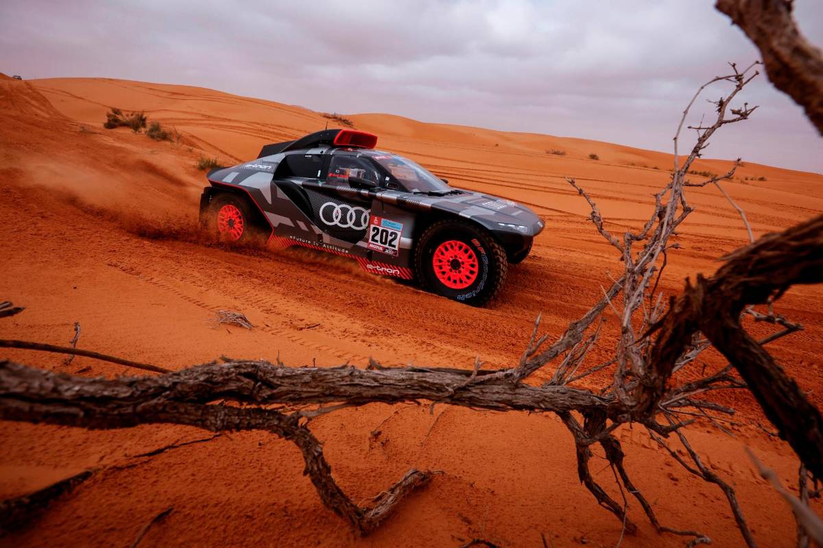 El experimentado piloto español Carlos Sainz y su copiloto Lucas Cruz compiten en la segunda etapa de la carrera. FOTO EFE