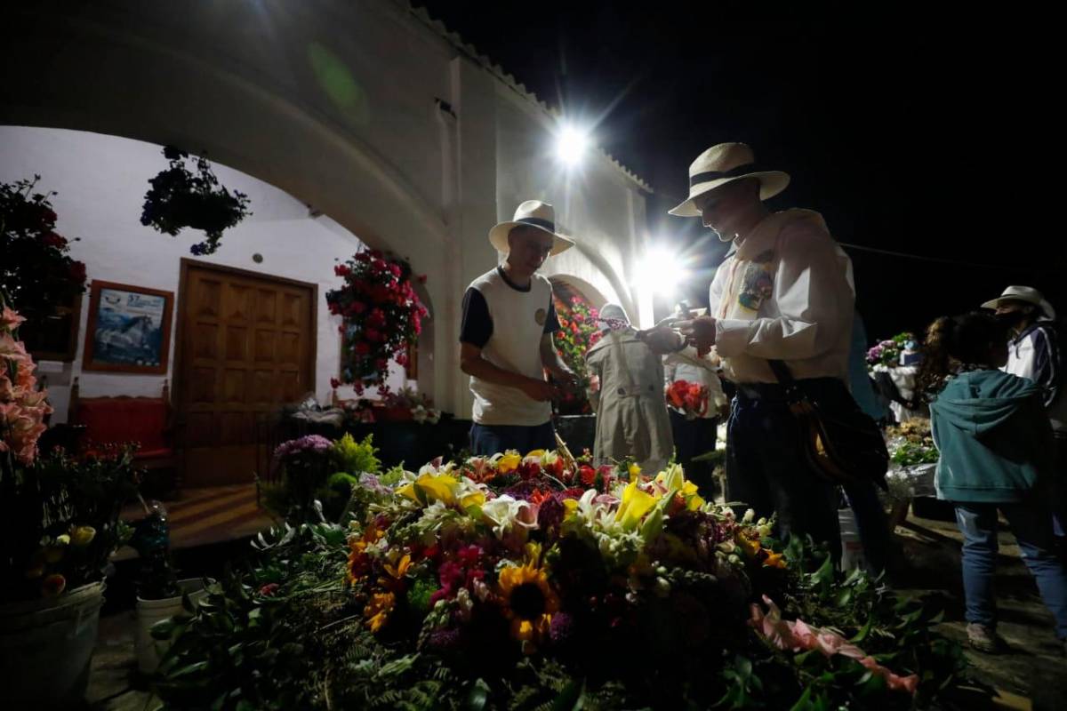 La mayoría de familias duermen muy poco pues quieren tener las silletas listas lo más tarde posible y así lograr que las flores estén más frescas. Foto: Camilo Suárez