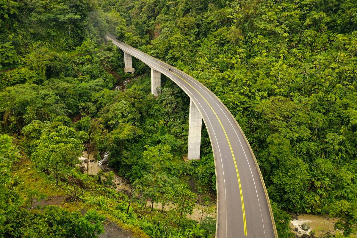 El recorrido hacia el Urabá cuenta con 62 puentes que atraviesan, en su mayoría, al río Sucio que pasa por Cañasgordas, Uramita, Dabeiba y Mutatá, el cual antes tenían que bordear con las curvas de la antigua carretera. Foto: MANUEL SALDARRIAGA QUINTERO.