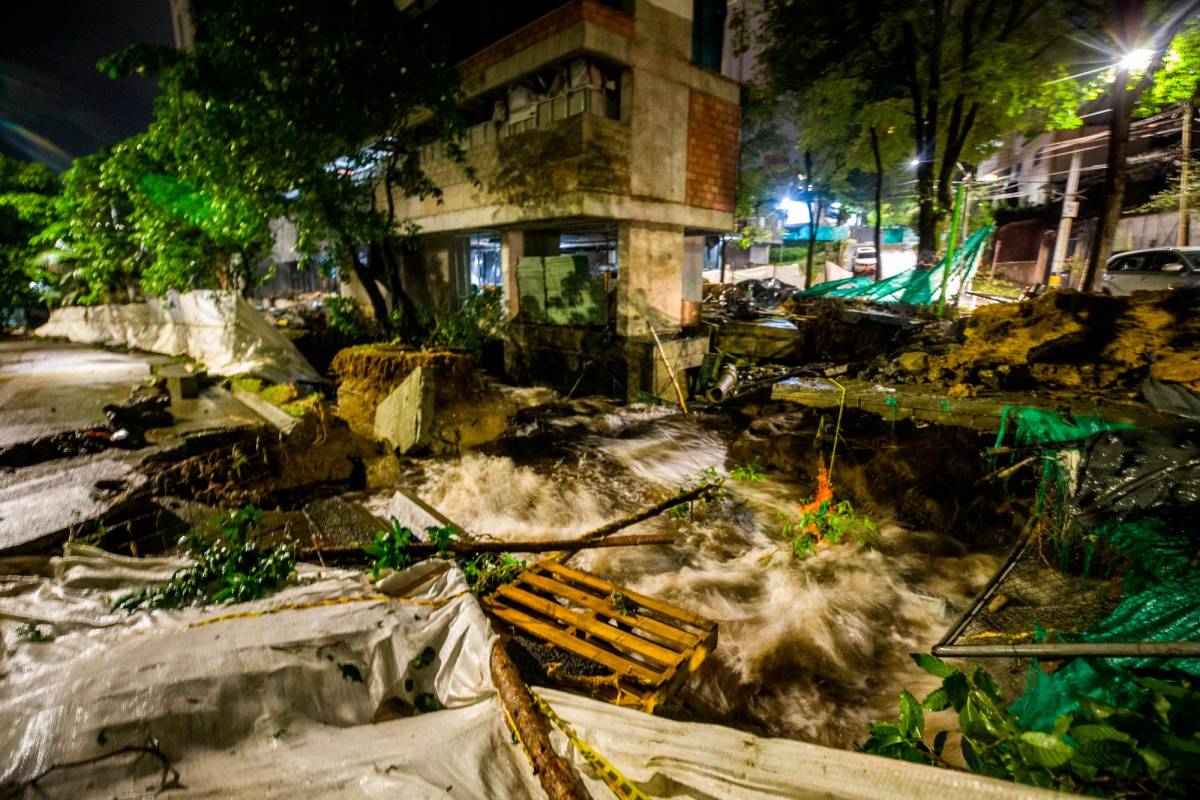 La emergencia se reportó hacia las 11:43 de la noche, cuando transeúntes y vecinos del sector se percataron de la inundación y alertaron a los organismos de socorro. Foto : Camilo Suárez Echeverry