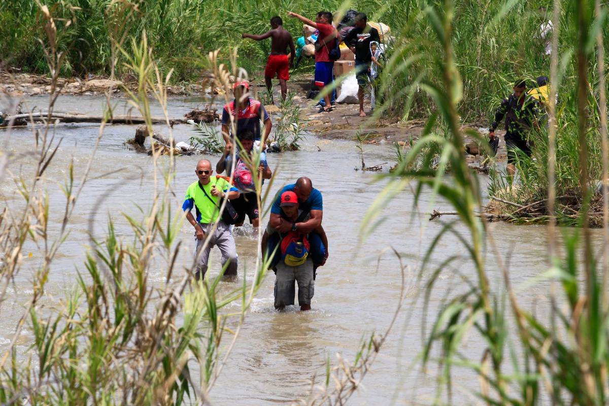 Los migrantes que pasan por las trochas a pesar de que los puentes internacionales ya están habilitados justifican que, si usan los pasos internacionales, la FANB o la Guardia Nacional Bolivariana les quitan sus pertenencias. Foto: Camilo Suárez