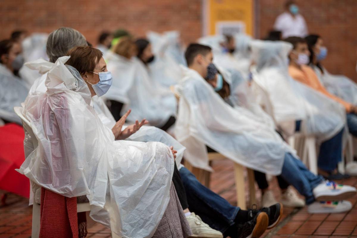 Con la organización de la logística para los asistentes, se les brindó protección contra la lluvia. Al final solo fue una pequeña llovizna. Foto: Edwin Bustamante