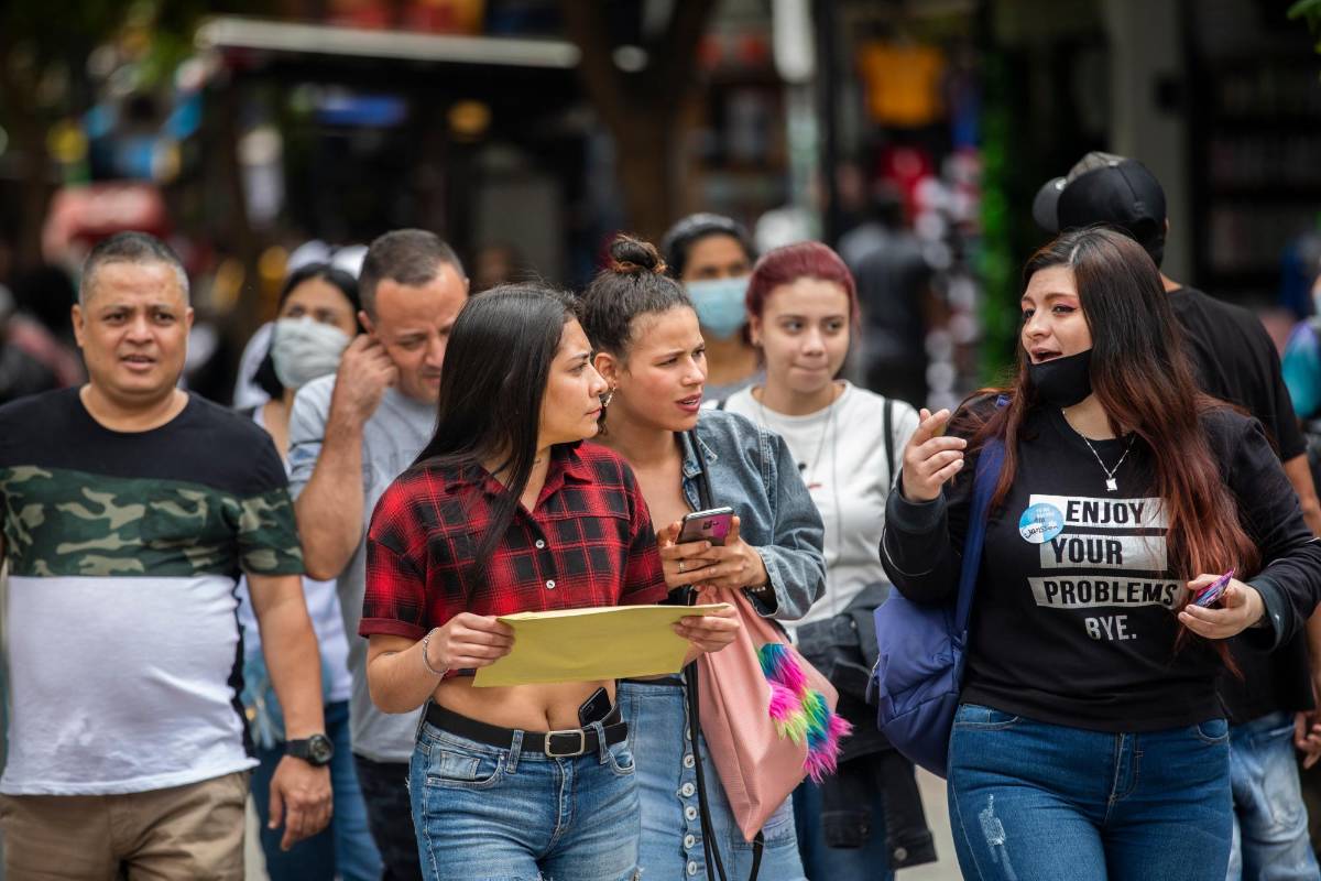 Municipios que ya vacunaron a más del 70% de los ciudadanos no exigirán la mascarilla en espacios abiertos. FOTO CAMILO SUÁREZ