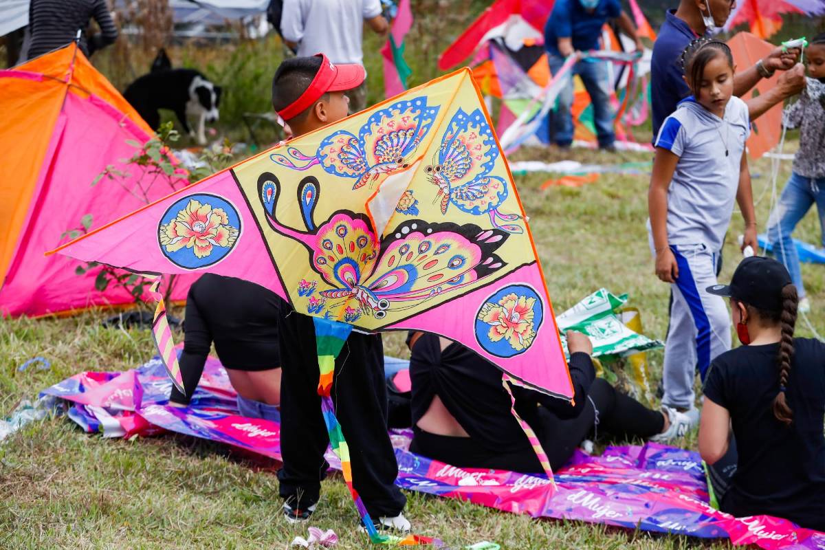 Los padres siempre estuvieron atentos a enseñarle esta tradición de las cometas a sus hijos. Foto: Manuel Saldarriaga Quintero