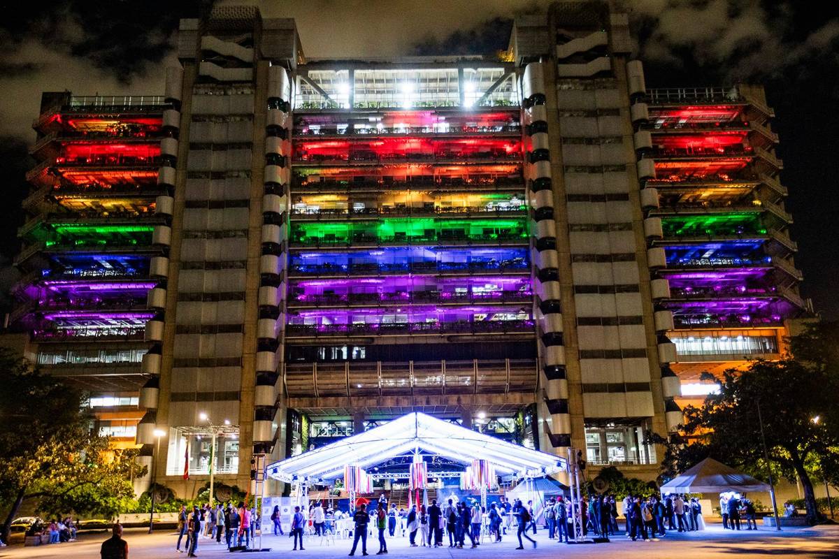 En el marco del Mes de la Diversidad, celebrado durante junio en Medellín, el icónico Edificio EPM se iluminó desde el pasado viernes 31 de mayo con los colores del arcoíris, símbolo de la comunidad LGBTIQ+. Foto: Esneyder Gutiérrez