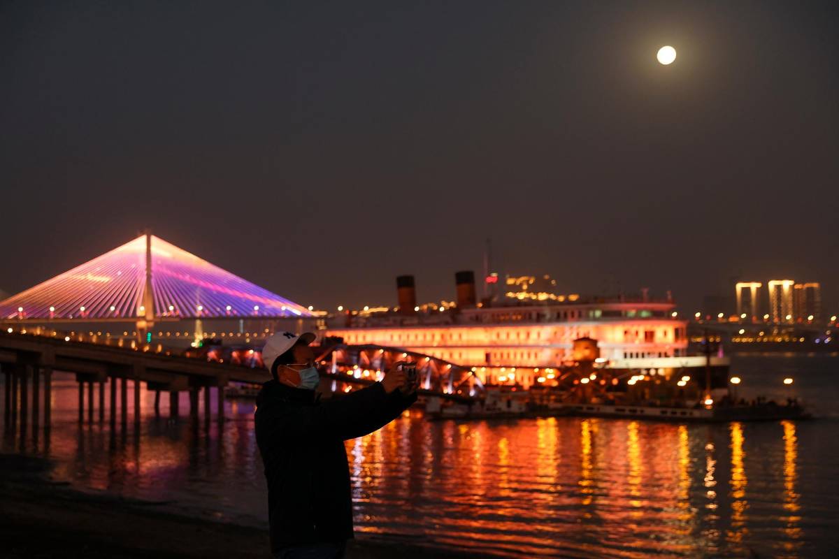 La vida nocturna de bares, restaurantes y paseos turísticos regresaron también, aunque las autoridades no bajan la guardia. Foto: Getty Images