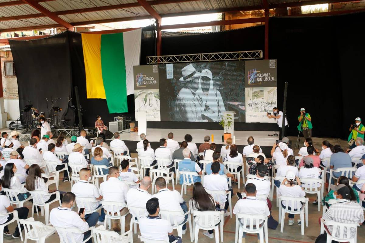 Victimarios y víctimas se encuentran este sábado en Caicedo para encontrar la verdad de lo que pasó con Gaviria y Echeverry, quienes estuvieron secuestrados un año. Foto: Camilo Suárez