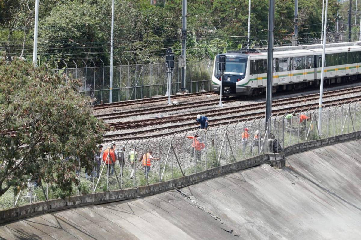 La socavación ocurrió en la vía férrea cerca a la estación Acevedo. Foto: Camilo Suárez